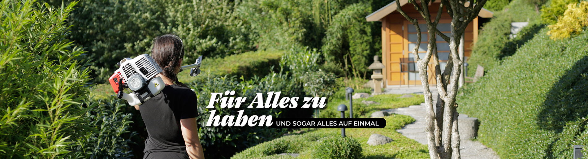 Frau mit Multitool über der Schulter läuft zur Gartenhütte